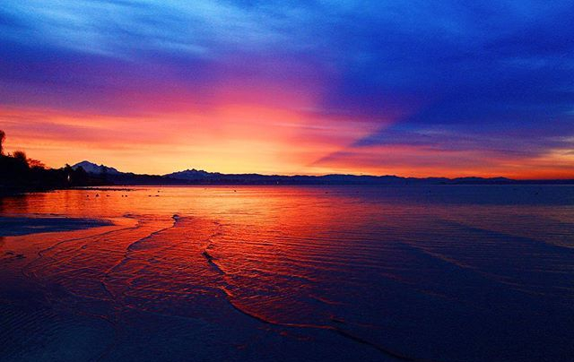 Sunrise-Photographer-Photo-Photography-Photographer-Winter-Colours-Vibrant-Sun-Rays-Waves-Surrey-British Columbia-Canada-Ripples-Mountains-Silhouettes-Beach-WhiteRock-White-Rock-colors