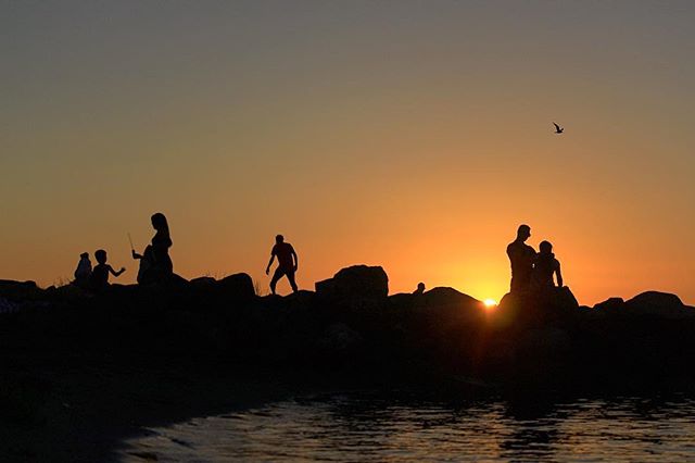 beach-crescent-sunset-canoe-golden-hour-people-silhouettes-Reflection-Sunset-Photo-Photography-Photographer-DOF-Canon-T5i-Rebel-EOS