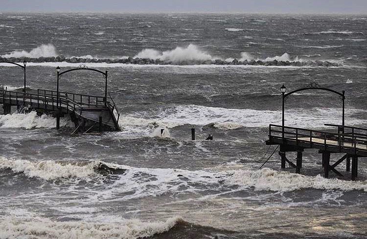 Collapsed-pier-waves-surrey-white-rock-photography-destroyed-